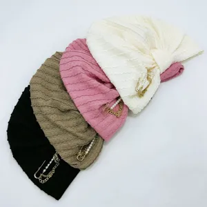 Gedetailleerd overzicht van dames turban hoofddoek in vier kleuren met parelketting