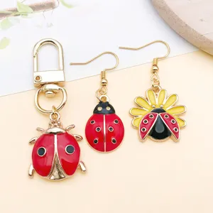 Gros plan des détails de charmants pendentifs et boucles d'oreilles coccinelle en alliage.