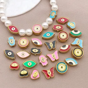 Gros plan perles intercalaires mauvais œil acier inoxydable doré accessoires bijoux DIY.
