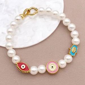 Bracelet de perles avec des charms oeil grec colores et main de fatima elegants.