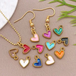 Detalle de dijes de corazón esmaltados de colores, accesorio DIY de acero inoxidable para collar y aretes.