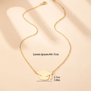 Minimalistische afstudeerhoed hanger goudkleurige ketting, elegante mode sieraden detail.