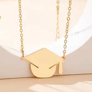 Gouden afstudeerhoed hanger ketting gedetailleerd overzicht, elegant studenten sieraad.
