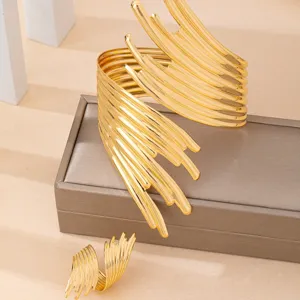 Primo piano dettagliato del bracciale aperto placcato in oro dallo stile punk retro.