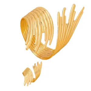 Set bracciale rigido aperto e anello oro, gioielli stile punk astratto multi-linea donna.