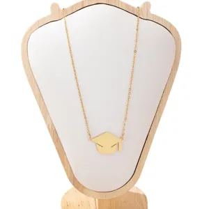Gouden afstudeerhoed hanger ketting, elegante modieuze sieraden accessoire item.