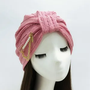 Dames roze twist tulband hoofdband met parelketting elegante brede haaromslag elastische cap.
