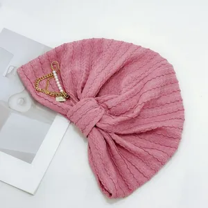 Roze geplooide hoofdband met parelketting detail, elegant haaraccessoire voor vrouwen detail