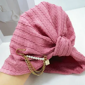 Detail plooien tulband haarband roze met parel ketting broche mode haar accessoire