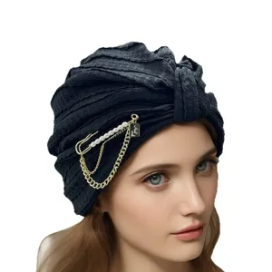 Elegante zwarte getextureerde vrouwen tulband hoed met parel ketting speld, stijlvolle haarbedekking.