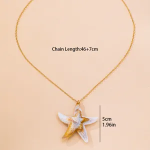 Detailaufnahme der goldenen Kette mit Seestern-Anhänger und genauen Längen-Maßangaben.