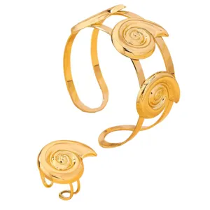 Conjunto de joyas de pulsera brazalete y anillo con concha dorada para mujer playa.