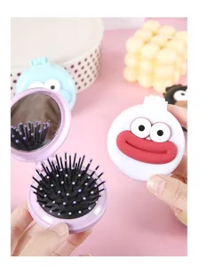 Tragbarer klappbarer Haarkamm mit süßem Cartoon-Design und integriertem Make-up-Spiegel.