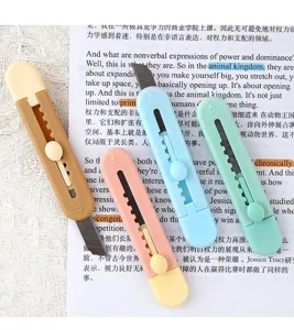 Set di taglierini pastello carini per studenti, mini coltelli retrattili portatili utili.