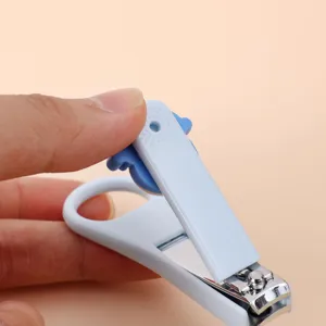 Detailansicht des niedlichen Klapp-Nagelknipsers für Babys mit Spritzschutz und Edelstahlklinge.