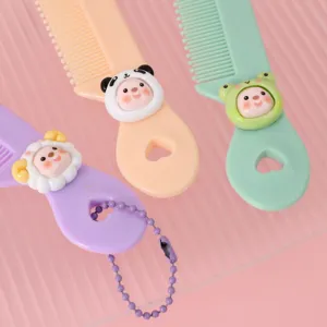 Détail de mini brosse à cheveux dessin animé, peigne portable en plastique pour filles enfants.
