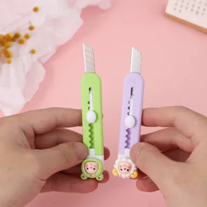 Adorable mini cúter con diseño de dibujos animados abrecartas portátil para la papelería escolar.