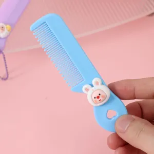 Gros plan d'un joli peigne à cheveux bleu miniature avec lapin pour enfants et usage quotidien.