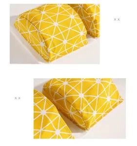 Vista dettagliata della borsa portaoggetti sospesa in cotone lino geometrico giallo, organizer.