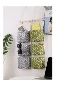 Vista dettagliata della borsa portaoggetti appendiabiti in tessuto a 3 strati con motivo chevron.