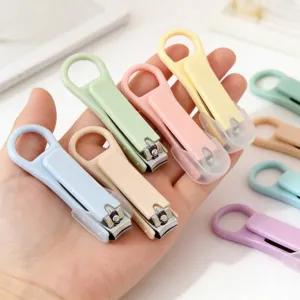 Tagliaunghie portatile colorato con copertura antispruzzo, grazioso strumento per manicure.
