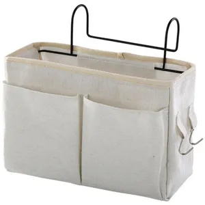 Bolsa de almacenamiento colgante de cama detalle con ganchos y bolsillos múltiples.