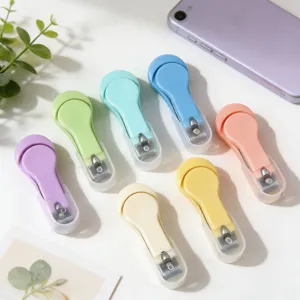 Primo piano di tagliaunghie macaron colorati nel dettaglio, pratico strumento manicure.