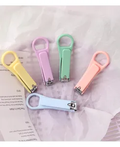 Dettaglio tagliaunghie colorato e portatile con anello per la cura delle unghie a casa.