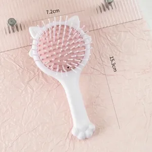 Vue détaillée de la brosse à cheveux coussin d'air chat mignon, outil rose portable.