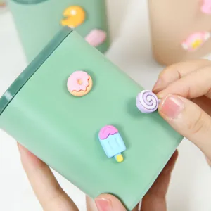 Κοντινό πλάνο λεπτομερειών από charms ρητίνης DIY σε πράσινο κουτί επιτραπέζιας αποθήκευσης.