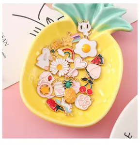 Nahaufnahme bunter DIY Emaille Anhänger in einer Ananas Keramikschale zum Basteln.