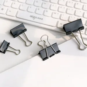 Dettaglio di fermagli per carta in metallo nero, clip per documenti per ufficio.