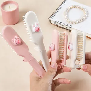 Primo piano del pettine per capelli pieghevole e portatile con decorazione carina e denti morbidi.