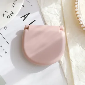 Detailansicht der tragbaren rosa Mini-Nähaufbewahrungsbox mit kompaktem Klappdesign.