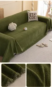 Detalle de funda de sofá de chenilla verde, tela antideslizante con flecos y textura.