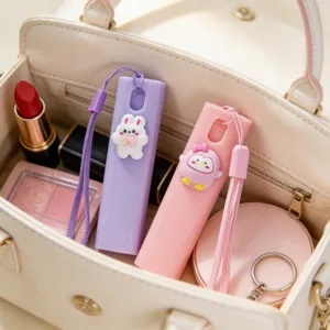 Mini flacone spray portatile con simpatici ciondoli di cartoni animati e pratico cordino.