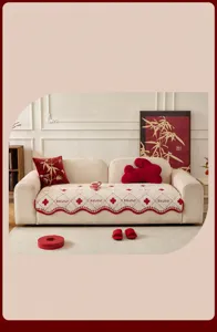 Detailansicht der plüschigen gesteppten Sofamatte mit elegantem Wellenrand und Kleeblatt.