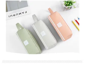 Détail de trousse en toile avec options multicolores, sangle pratique et coutures propres.
