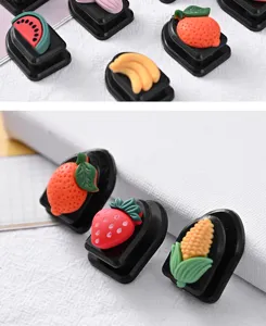 Simpatici ganci per auto di frutta cartoni animati mini appendini adesivi per decorazioni.