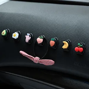Set di ganci adesivi per auto con simpatici cartoni animati per decorare il cruscotto.