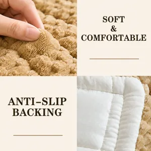 Detalle de colchoneta sofa peluche textura suave y base antideslizante para salon mascota.