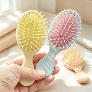 Détail de mini brosse à cheveux à coussin d'air portable avec picots de massage doux.