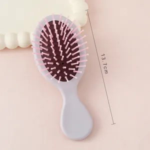 Mini brosse à cheveux coussin d'air portable pour enfants avec taille compacte de 13,7 cm par jour.