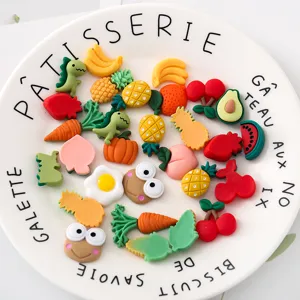 Close-up πολύχρωμων ρητινούχων DIY charms, χαριτωμένα αξεσουάρ φρούτων και ζώων για χειροτεχνία.