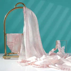 Elegante set di sciarpe in seta con stampa toile de jouy rosa su supporto dorato.