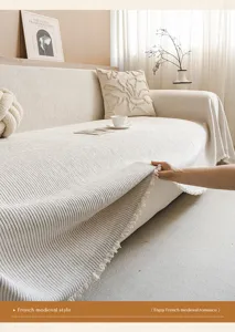 Detailansicht des weichen Chenille-Sofabezugs mit gestreifter Textur und hochwertigem Stoff.