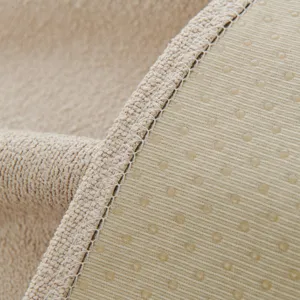 Tissu de housse de canapé en polaire teddy beige avec dos antidérapant et bordure soignée.