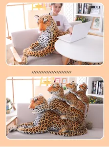 Vue détaillée du charmant léopard en peluche douce avec des motifs réalistes et soignés.