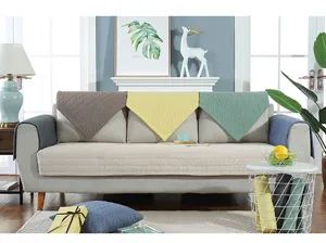 Detailansicht des gesteppten Baumwoll-Sofabezugs im Wohnzimmer, zeigt Textur und Farben.