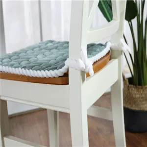 Bequemes grünes Plüschkissen mit weißen Bändern für Stühle in Esszimmer und Büro.